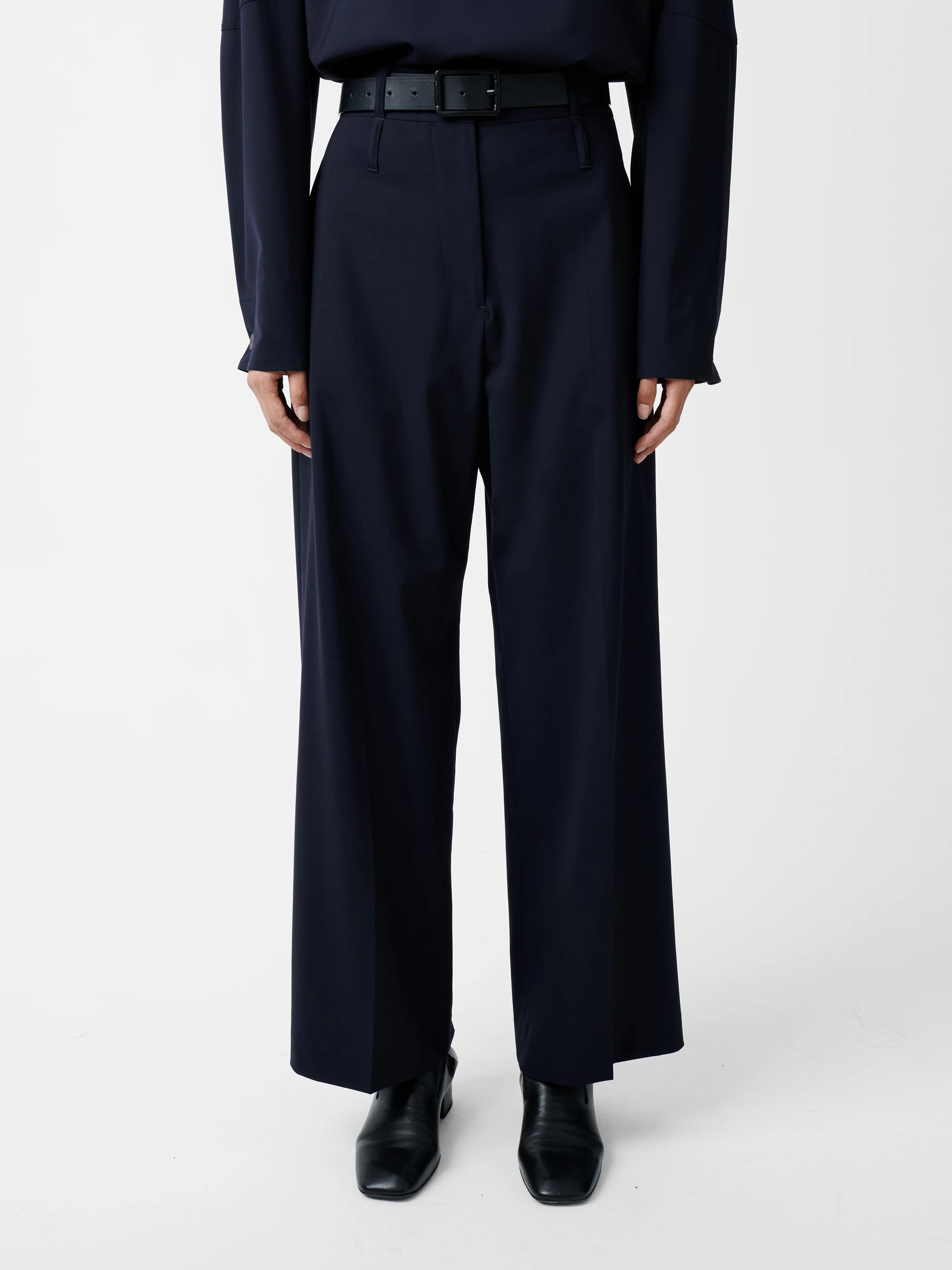 Baier Tropical Wool Pant in Darkest Navy - Image 2