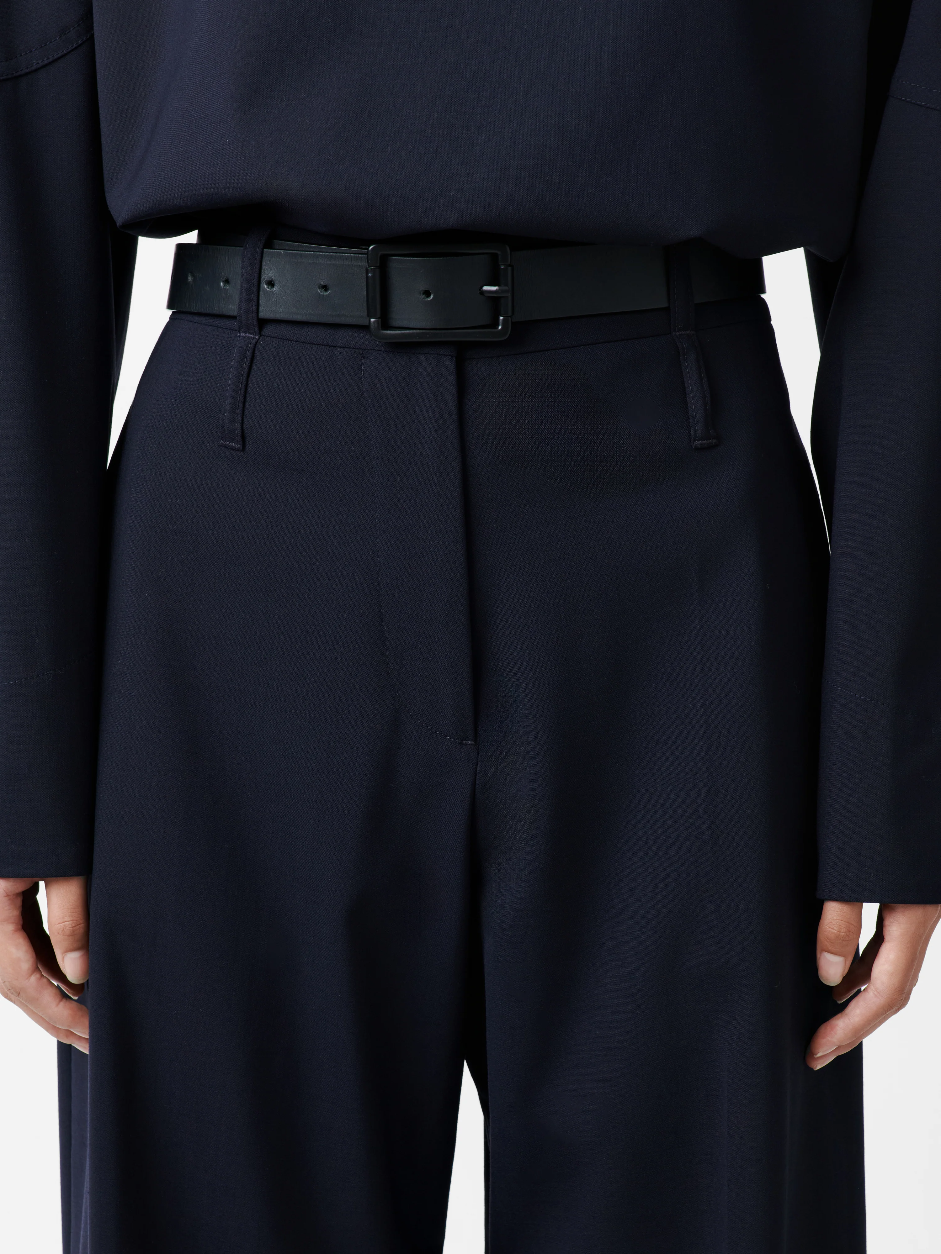 Baier Tropical Wool Pant in Darkest Navy - Image 3