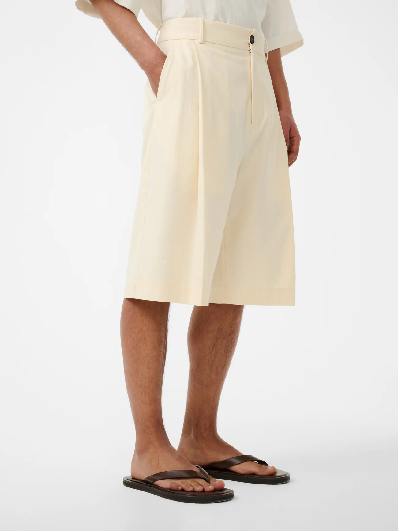 Fowld Short in Antique White - Image 5