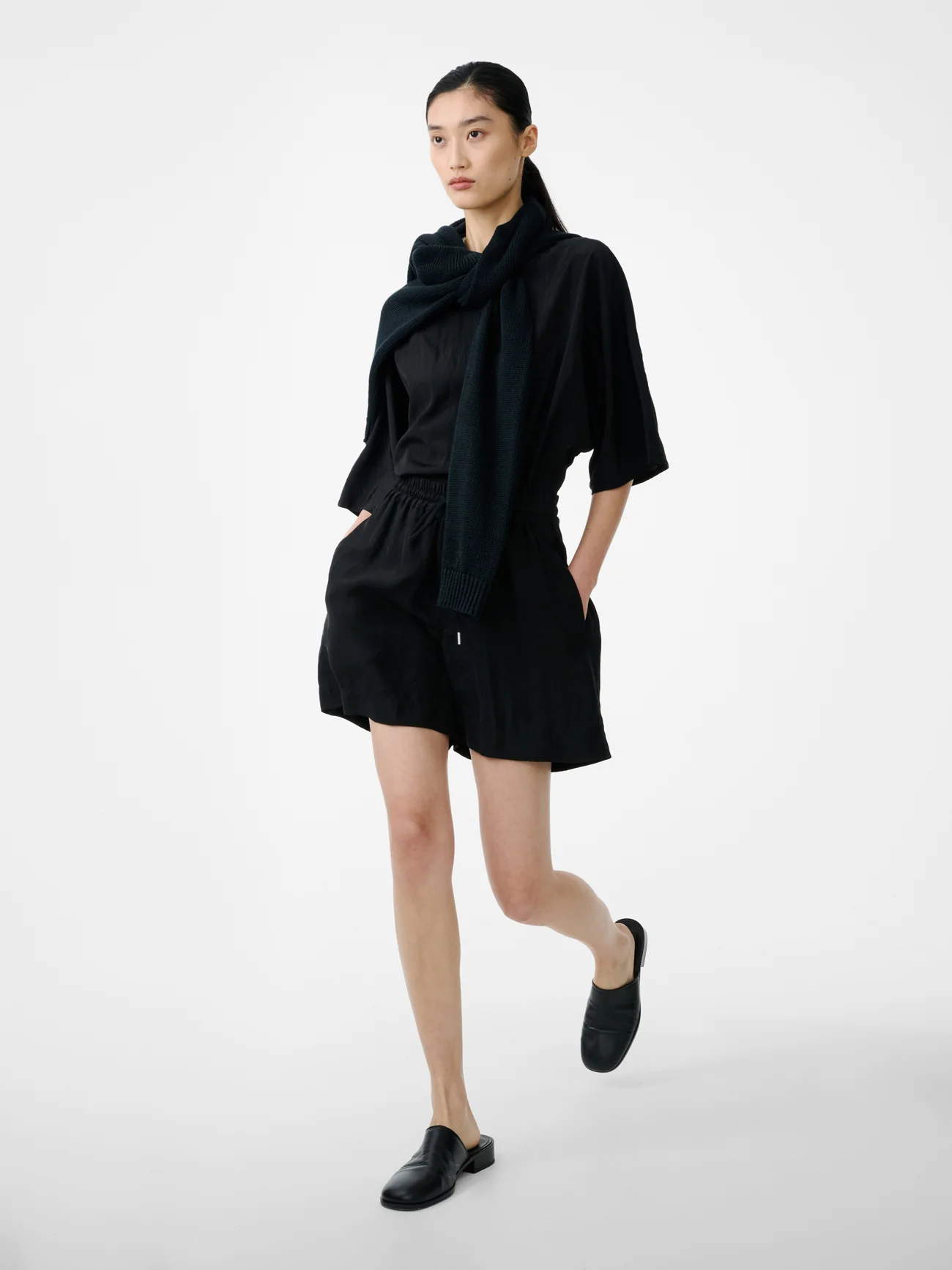 Karya Twill Short in Black - Image 5