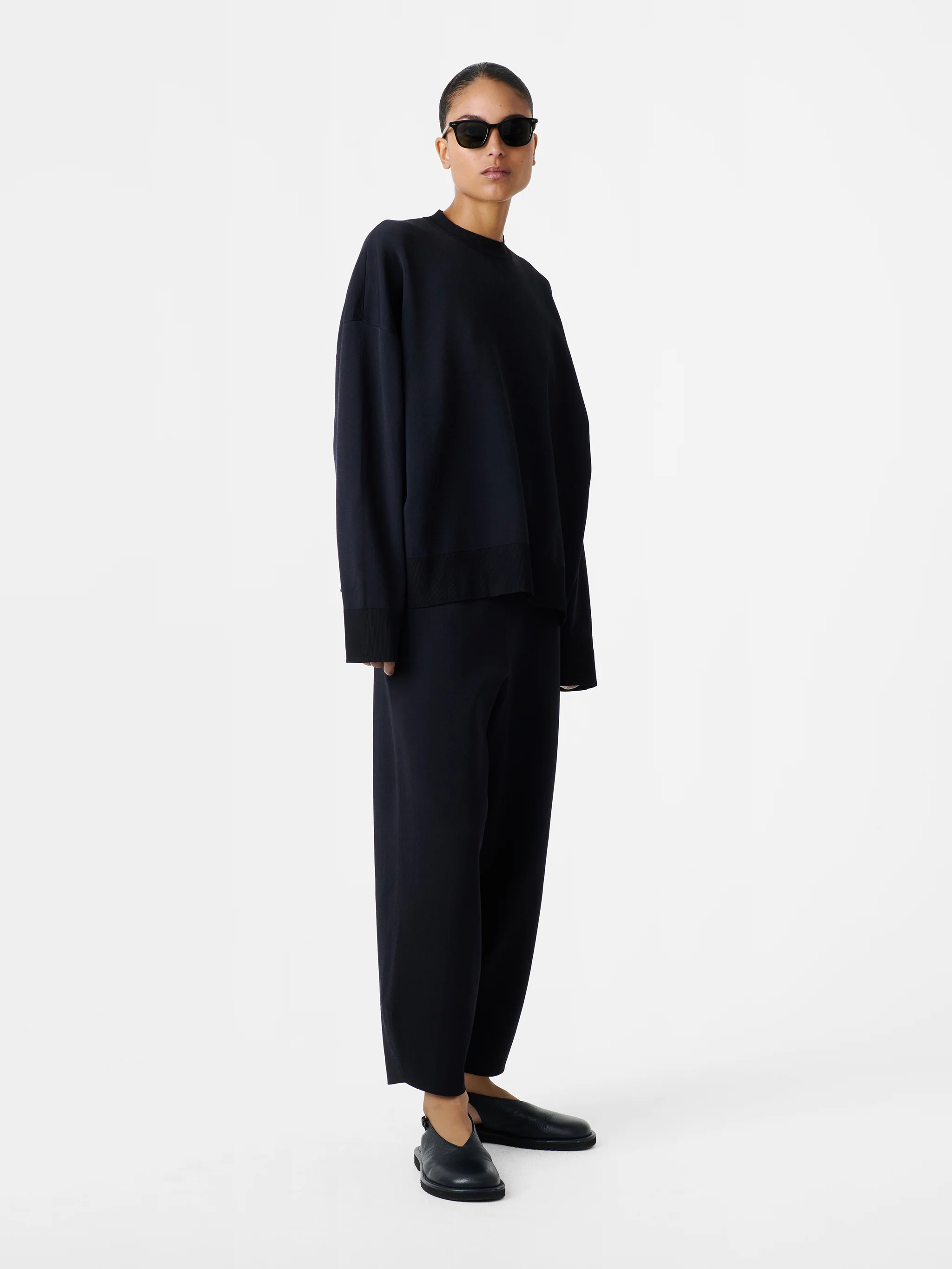 Moura Pant in Darkest Navy - Image 2