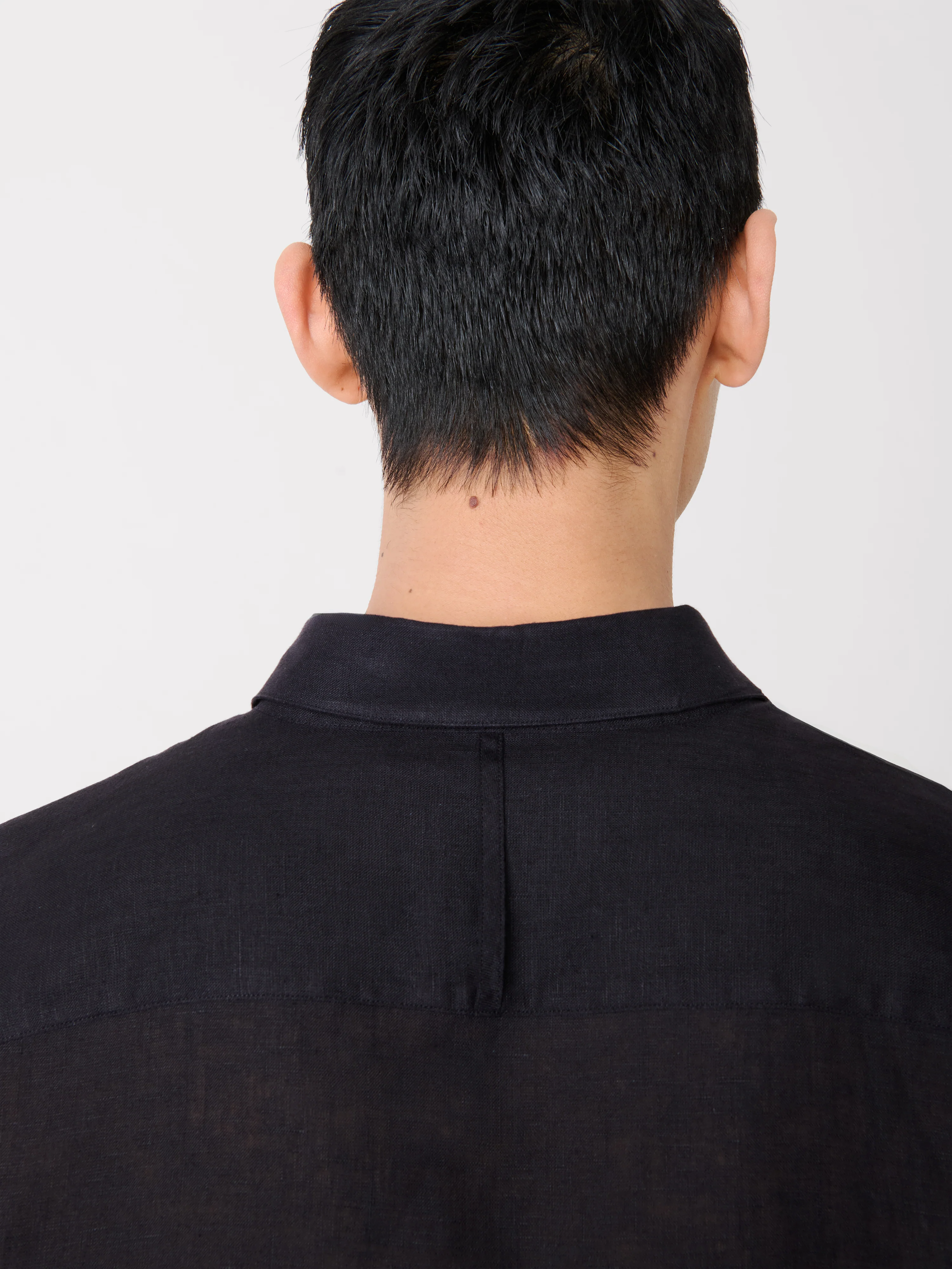 Rafe Linen Shirt in Darkest Navy - Image 7