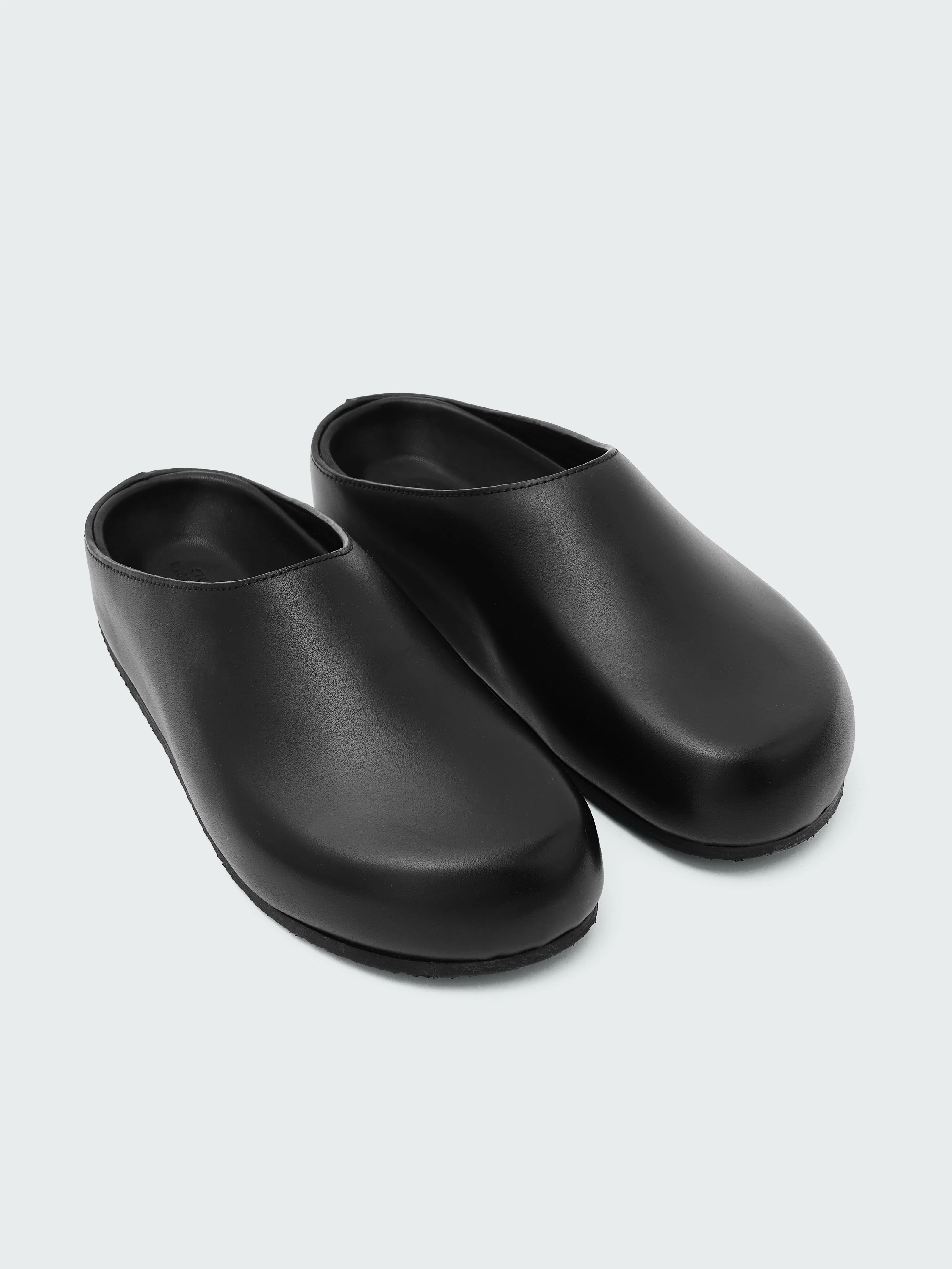 Men's Wearing Clog in Black - Image 3
